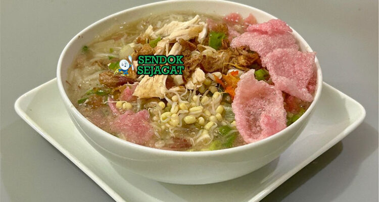 Soto Sokaraja kuah santan hitam kecap suwiran ayam tauge kerupuk karak ungu sambal kecap jeruk nipis