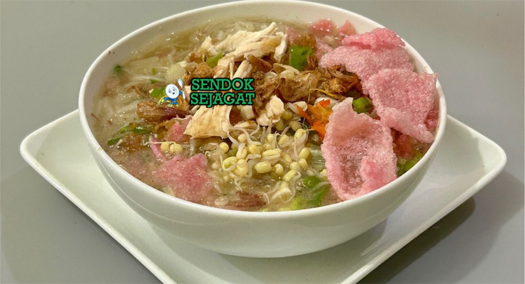 Soto Sokaraja kuah santan hitam kecap suwiran ayam tauge kerupuk karak ungu sambal kecap jeruk nipis
