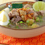 Soto Sulung kuah hitam kluwak iga sapi besar cabe rawit utuh bawang goreng nasi perkedel sambal jeruk nipis