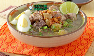 Soto Sulung Hitam Gurih Khas Surabaya Soto Sulung kuah hitam kluwak iga sapi besar cabe rawit utuh bawang goreng nasi perkedel sambal jeruk nipis