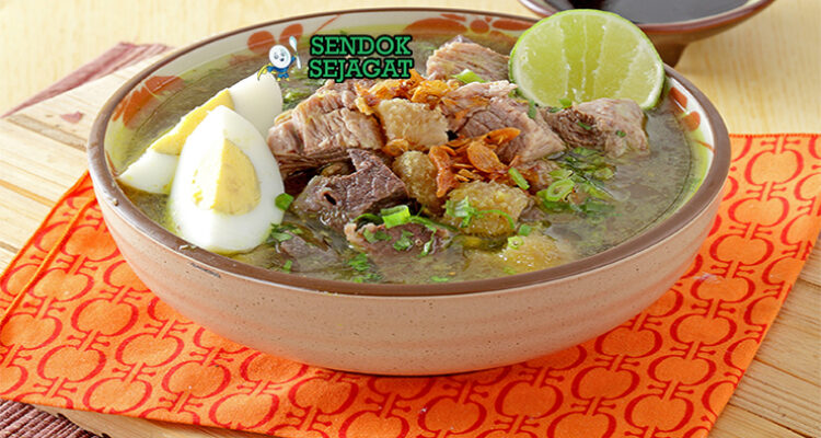 Soto Sulung kuah hitam kluwak iga sapi besar cabe rawit utuh bawang goreng nasi perkedel sambal jeruk nipis