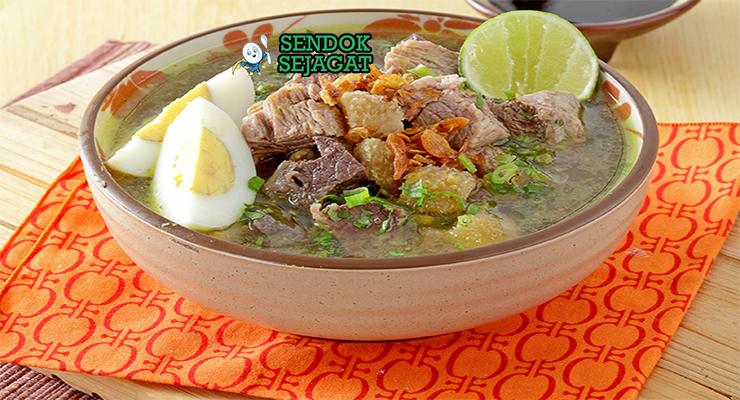 Soto Sulung kuah hitam kluwak iga sapi besar cabe rawit utuh bawang goreng nasi perkedel sambal jeruk nipis