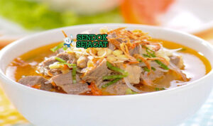 Soto Tauco Manis Gurih Khas Tegal Cirebon Soto Tauco kuah bening kecap taoco daging sapi tauge kerupuk karak ungu sambal kecap jeruk nipis