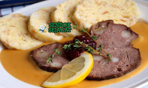 Svíčková na Smetaně irisan daging sapi kuah krim smetana knedlíky cranberry whipped cream lemon slice