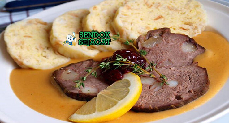 Svíčková na Smetaně irisan daging sapi kuah krim smetana knedlíky cranberry whipped cream lemon slice