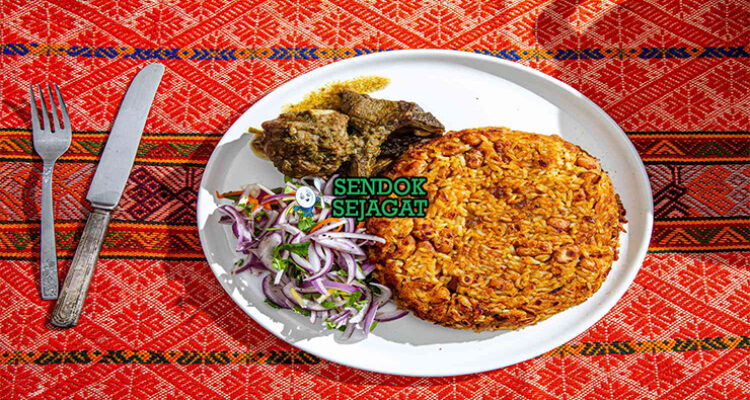 Tacu Tacu patty nasi kacang goreng garing telur mata sapi steak apanado salsa criolla plátanos maduros