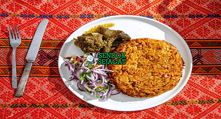 Tacu Tacu patty nasi kacang goreng garing telur mata sapi steak apanado salsa criolla plátanos maduros