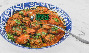 Tagine Kefta bakso daging telur lumer kuah tomat rempah cumin parsley khobz harissa olives