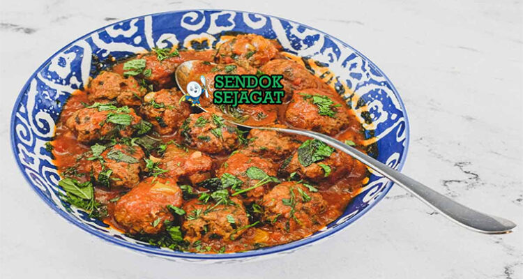 Tagine Kefta bakso daging telur lumer kuah tomat rempah cumin parsley khobz harissa olives