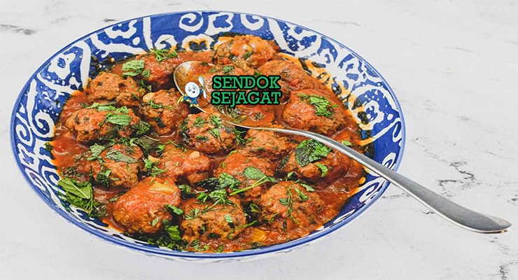 Tagine Kefta bakso daging telur lumer kuah tomat rempah cumin parsley khobz harissa olives