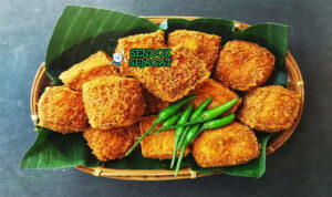 Tahu Sumedang Kriuk Kopong Khas Sumedang Tahu Sumedang goreng golden kopong renyah sambal kecap bawang merah cabe rawit hijau limau