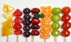 Tanghulu Garing Manis Khas Beijing Cina Tanghulu tusuk strawberry hawthorn anggur karamel bening mengkilap kristal merah di gelas tinggi