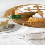 Torta de Santiago kue almond golden motif cruz salib gula bubuk potong segitiga lemon slice teh