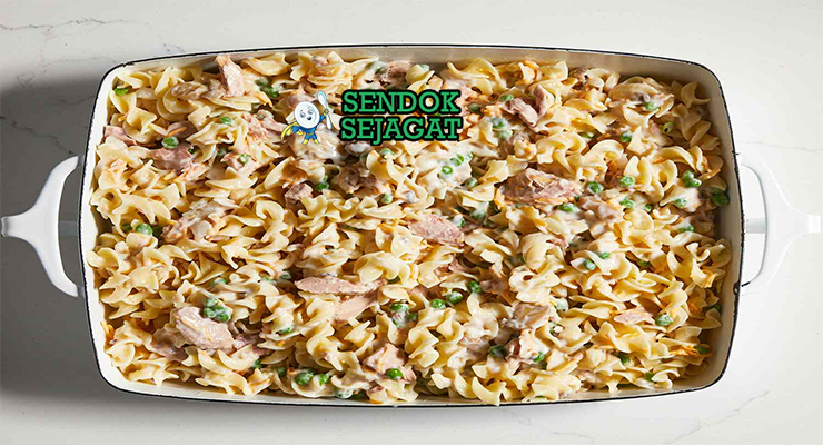 Tuna Casserole loyang besar topping breadcrumb cheese golden filling tuna noodle cream mushroom peas