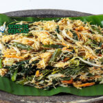 Urap salad sayur kangkung bayam kacang panjang tauge kelapa parut pedas nasi tempe goreng sambal