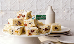 White Christmas Slice Salju Khas Natal Australia White Christmas slice putih salju potong kotak Rice Bubbles cherry merah hijau icing sugar tabur