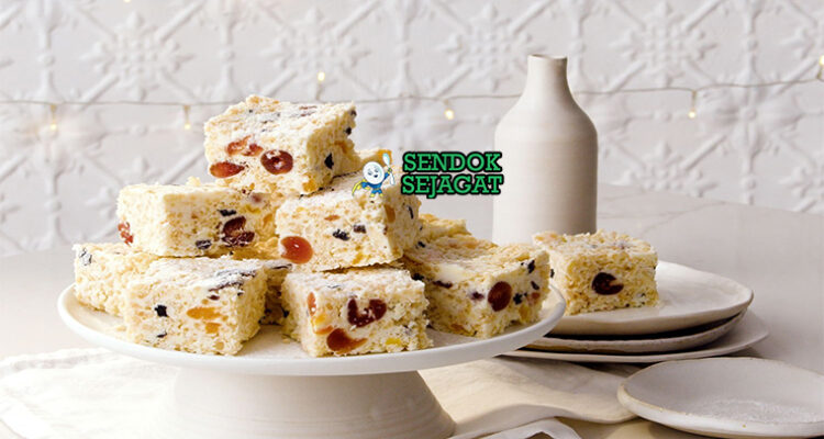 White Christmas slice putih salju potong kotak Rice Bubbles cherry merah hijau icing sugar tabur