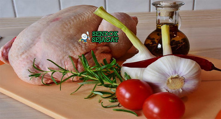 Bahan ayam bakar madu Bandung: ayam potong, madu murni, kecap manis, bawang putih, kemiri, jahe, lengkuas, jeruk nipis