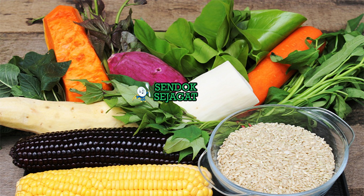 Bahan bubur tinutuan beras merah bayam kangkung labu jagung kemangi ikan asin cabe rawit bawang kunyit