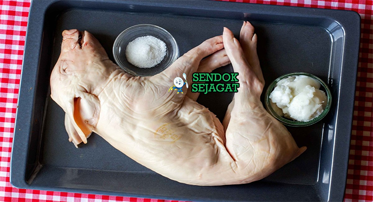 Bahan cochinillo asado Segovia: babi bayi utuh, garam kasar, lada hitam, minyak zaitun, kentang, bawang putih, rosemary