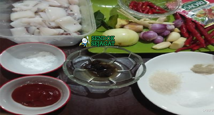 Bahan cumi saus Padang Jakarta: cumi segar, cabe merah, bawang putih, kecap manis, saus tiram, tomat, jahe, lengkuas, serai, daun jeruk