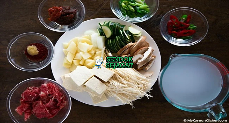 Bahan doenjang-jjigae doenjang tofu zucchini bawang putih cabai hijau jamur shiitake air dashi