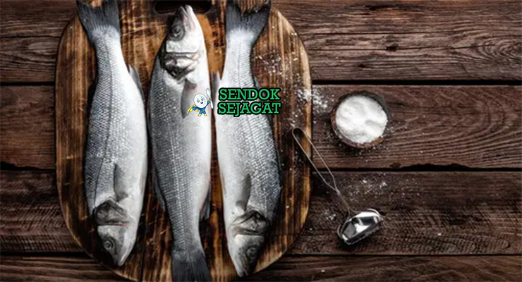 Bahan ikan goreng telur asin Jawa Tengah: ikan kakap segar, telur asin, kecap manis, cabe rawit, bawang putih, jeruk nipis, kemiri