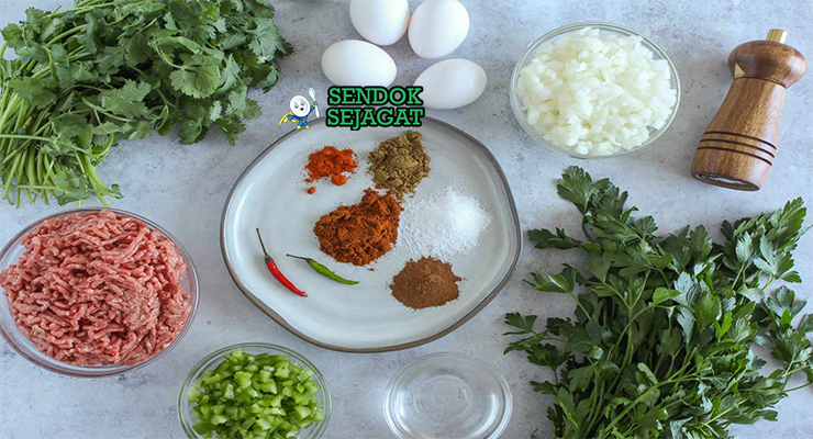 Bahan kefta mkaouara daging domba cincang tomat bawang putih cumin paprika peterseli telur mint