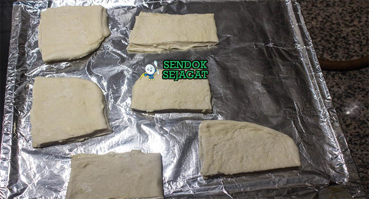 Bahan segar untuk resep Miguelitos: lembar puff pastry, susu full cream, kuning telur, gula pasir, maizena, kayu manis, kulit lemon, vanila, dan gula halus