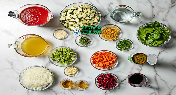 Bahan minestrone Italia: wortel seledri bawang tomat kacang borlotti pasta zucchini bayam kaldu sayur parmesan