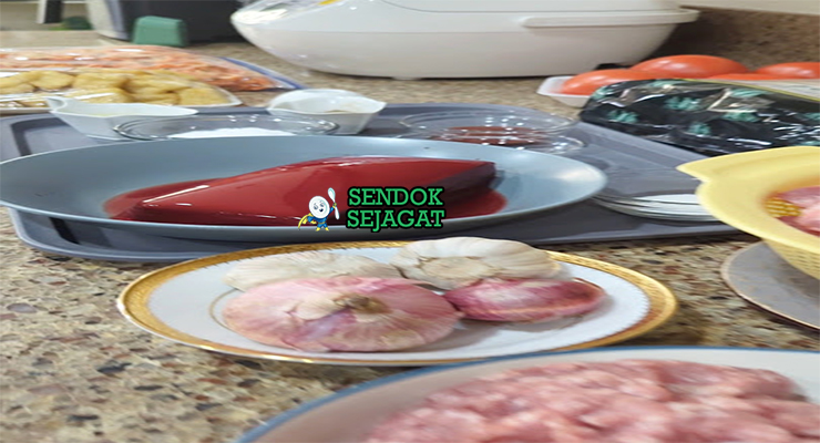 Bahan pig's blood cake darah babi beras ketan kecap bawang putih cabai kacang tanah ketumbar