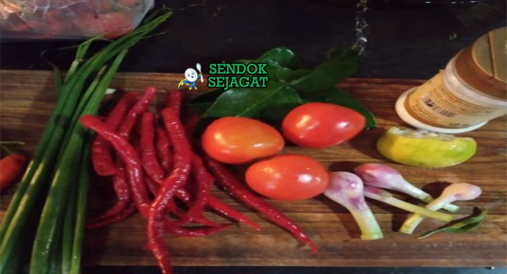 Bahan sambal dabu-dabu cabai rawit merah tomat bawang merah kemangi jeruk nipis ikan teri goreng