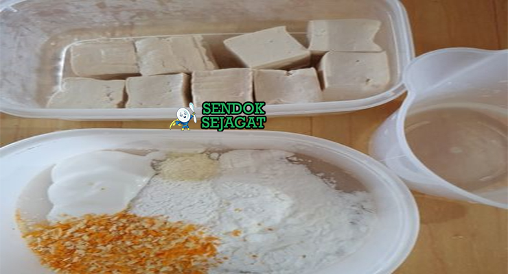 Bahan tahu pong Jawa Tengah: tahu putih segar, bawang putih, daun bawang, lada bubuk, tepung terigu, tepung beras, minyak goreng