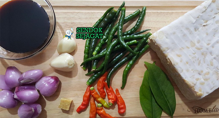 Bahan tempe orek Jawa Tengah: tempe segar, kecap manis, gula merah, bawang merah, bawang putih, cabe rawit, daun salam, lengkuas