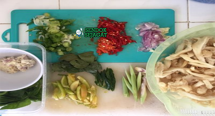 Bahan pepes jamur jamur segar cabe merah bawang kunyit lengkuas serai daun jeruk kemangi daun pisang