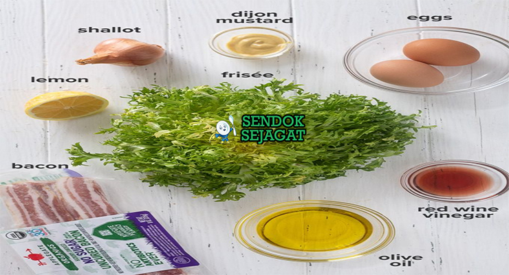 Bahan salade lyonnaise frisée bacon lardons telur mustard cuka anggur merah Gruyère croutons