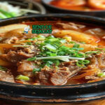 Gamjatang sup tulang babi kentang gochujang pedas ssukgat daun bawang wijen ddukbaekgi nasi kimchi