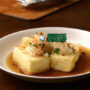 Agedashi Tofu tahu goreng renyah saus dashi hangat daun bawang katsuobushi nori mangkuk Jepang