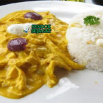Aji de Gallina ayam suwir saus kuning creamy zaitun telur rebus kentang nasi piring Peru