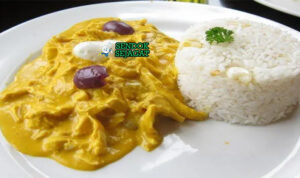 Aji de Gallina ayam suwir saus kuning creamy zaitun telur rebus kentang nasi piring Peru