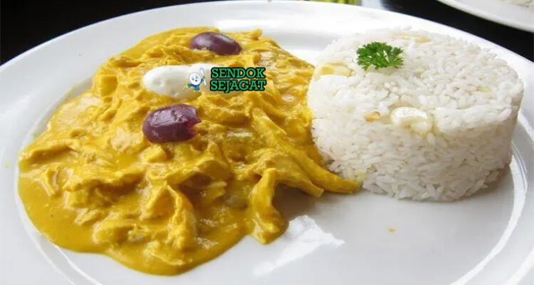 Aji de Gallina ayam suwir saus kuning creamy zaitun telur rebus kentang nasi piring Peru