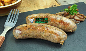 Andouillette Gurih Renyah Khas Prancis Andouillette sosis usus babi panggang renyah mustard Dijon pommes frites salad hijau piring Prancis