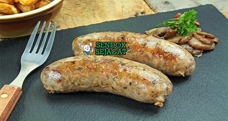 Andouillette sosis usus babi panggang renyah mustard Dijon pommes frites salad hijau piring Prancis