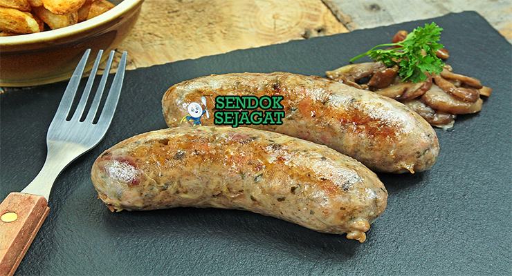 Andouillette sosis usus babi panggang renyah mustard Dijon pommes frites salad hijau piring Prancis