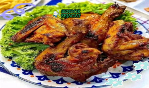 Ayam Bakar Madu Khas Bandung – Kulit Mengkilap Manis Gurih Ayam bakar madu khas Bandung dengan kulit mengkilap manis, nasi hangat, lalapan timun kemangi, sambal terasi, piring makan Sunda