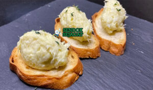 Baccalà Mantecato Venezia krim ikan cod asin halus bawang putih minyak zaitun parmigiano polenta cicchetti piring Venezia Italia