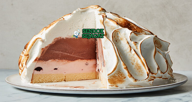Baked Alaska es krim meringue golden renyah potong dramatis saus cokelat cranberry piring Amerika
