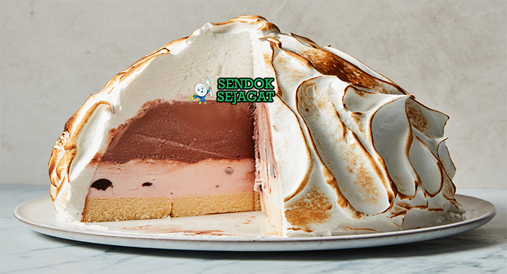 Baked Alaska es krim meringue golden renyah potong dramatis saus cokelat cranberry piring Amerika