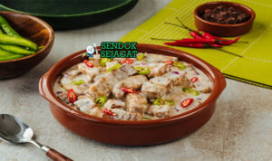 Hidangan Bicol Express khas Filipina dengan kuah santan kental, cabai hijau, dan potongan daging babi empuk, siap disantap dengan nasi hangat
