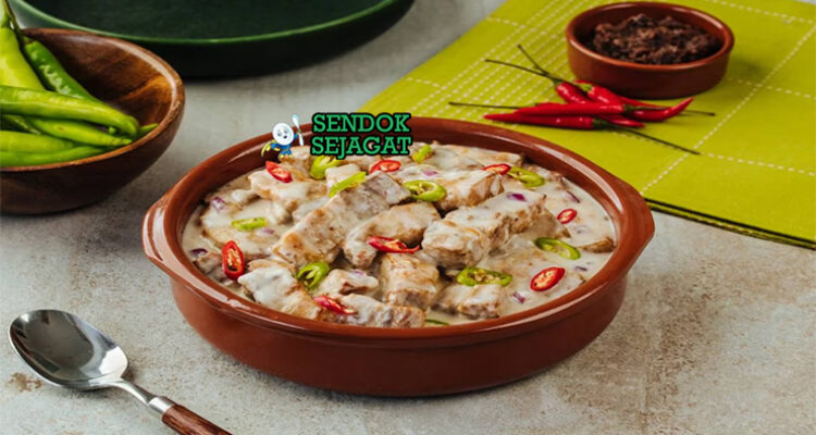 Hidangan Bicol Express khas Filipina dengan kuah santan kental, cabai hijau, dan potongan daging babi empuk, siap disantap dengan nasi hangat